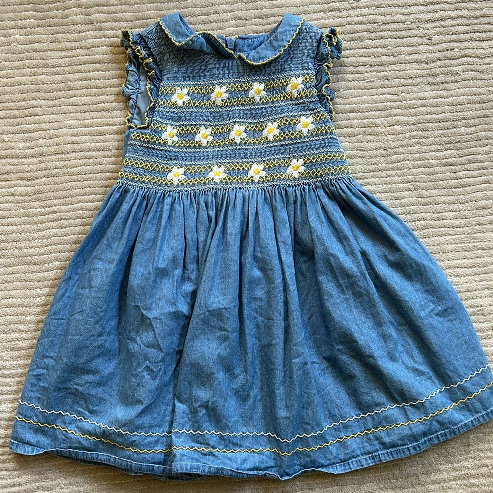 Boden 4t-5t chambray dress with daisies smocked